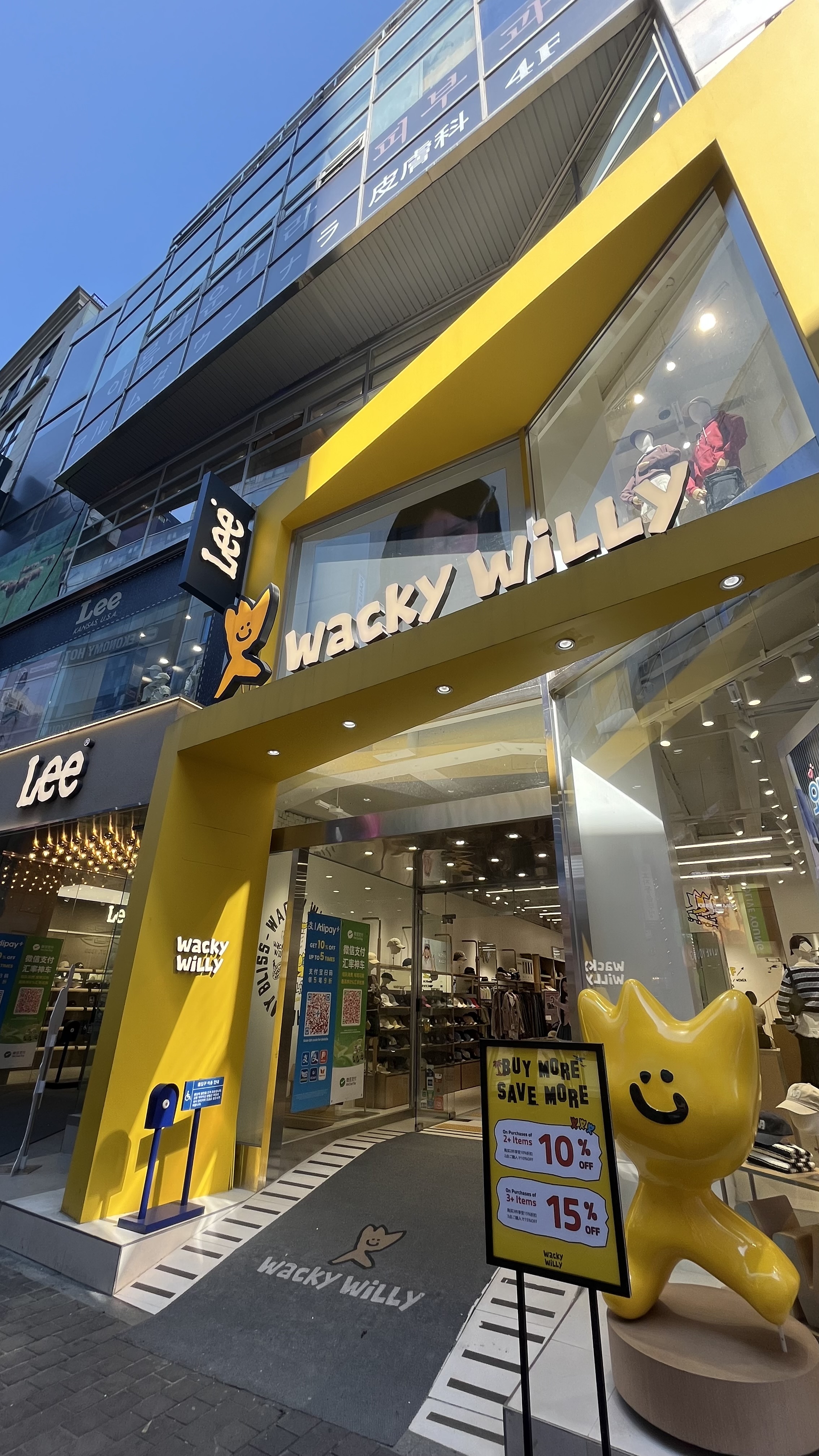 Myeongdong street view Seoul (6/8)